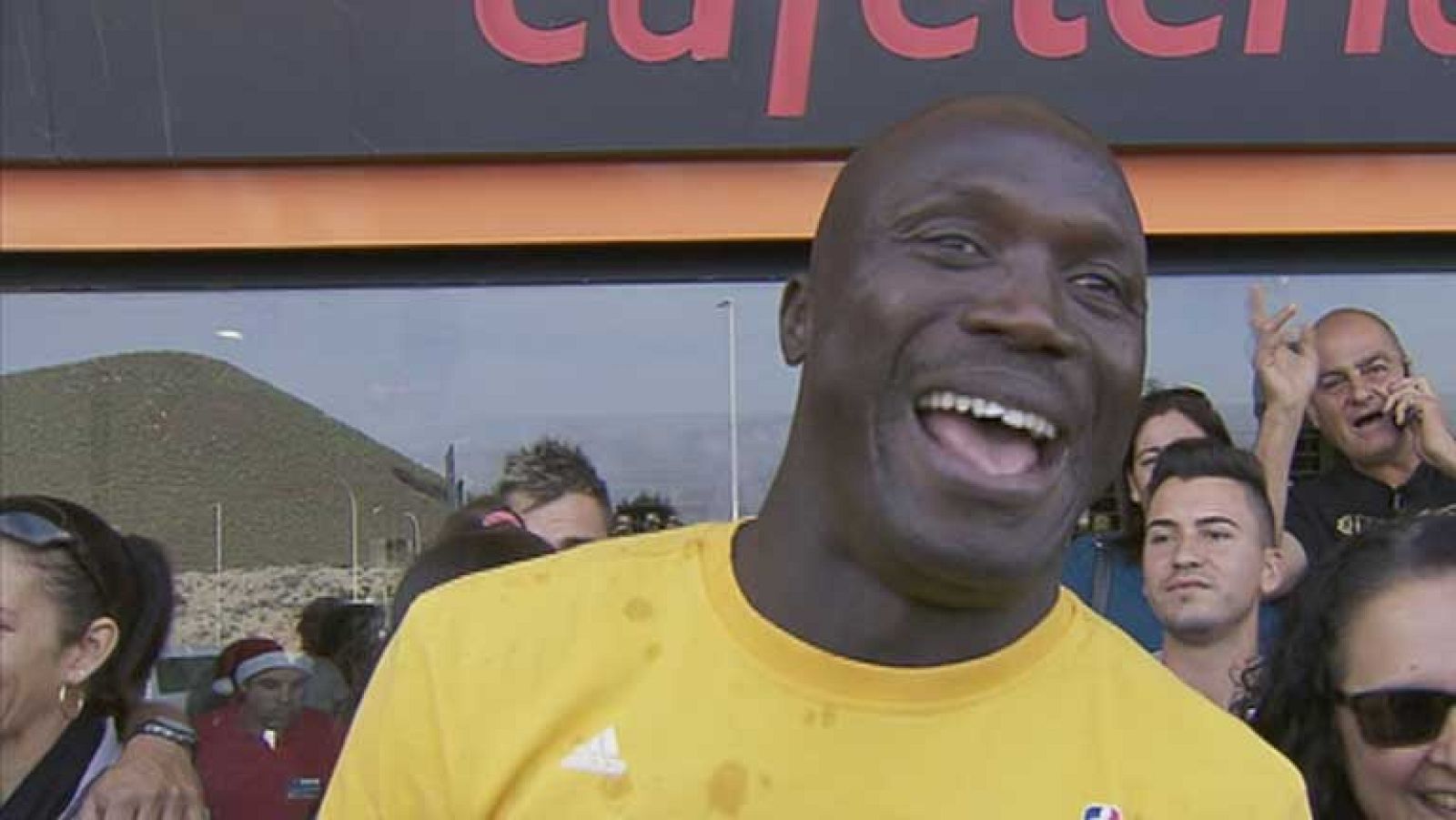 Siete años después de llegar en cayuco a España, Dani celebra el segundo premio de la Lotería