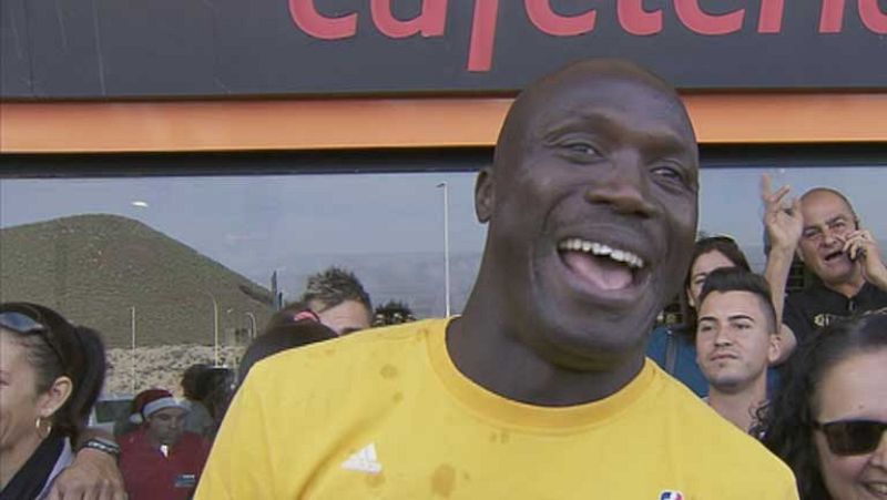 Siete años después de llegar en cayuco a España, Dani celebra el segundo premio de la Lotería