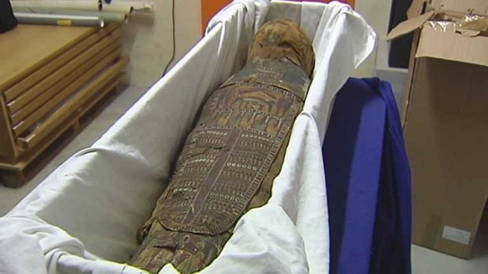 Telediario 1 - Ayuda para restaurar una momia