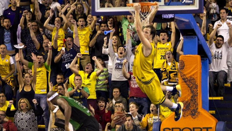 La número 3 para un tapón, el de Rafa Luz del Mombús ante Calloway del Unicaja. Número 2: mate a una mano de Jelinek que no sirvió para que el Baskonia ganara en Miribilla. Y la número uno un rebote en ataque que se convierte en mate por el vuelo del