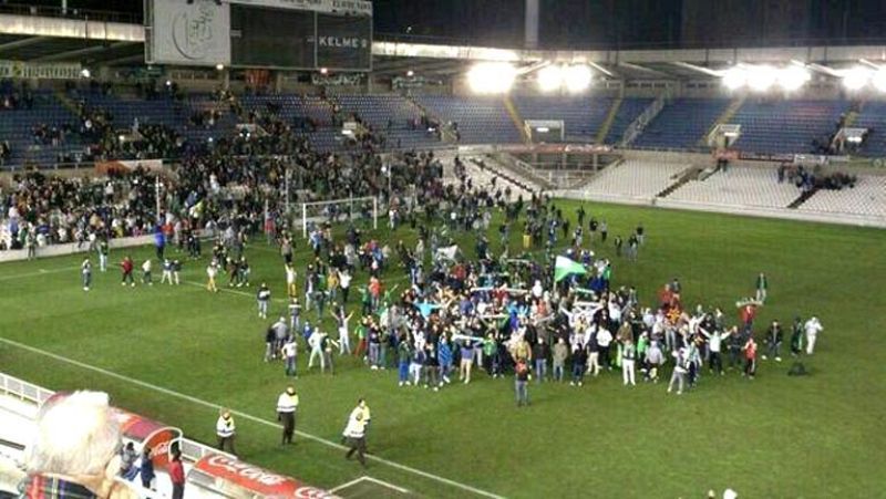 En El Sardinero se vivió una invasión de campo pacífica, no para celebrar nada sino en señal de protesta. El Racing de Santander está ahora en Segunda B y marcha líder de su grupo. Nada más terminar el partido contra el Coruso los aficionados saltaro