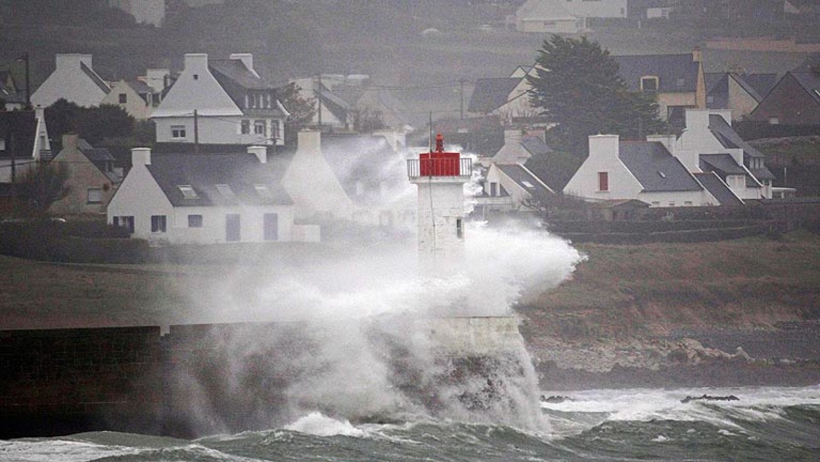 El temporal de viento y lluvia golpea Francia y Reino Unido