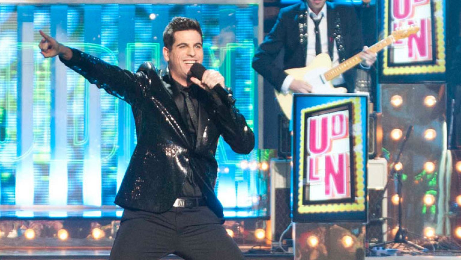 Uno de Los Nuestros - Edu Cayuela canta "Born to be alive"