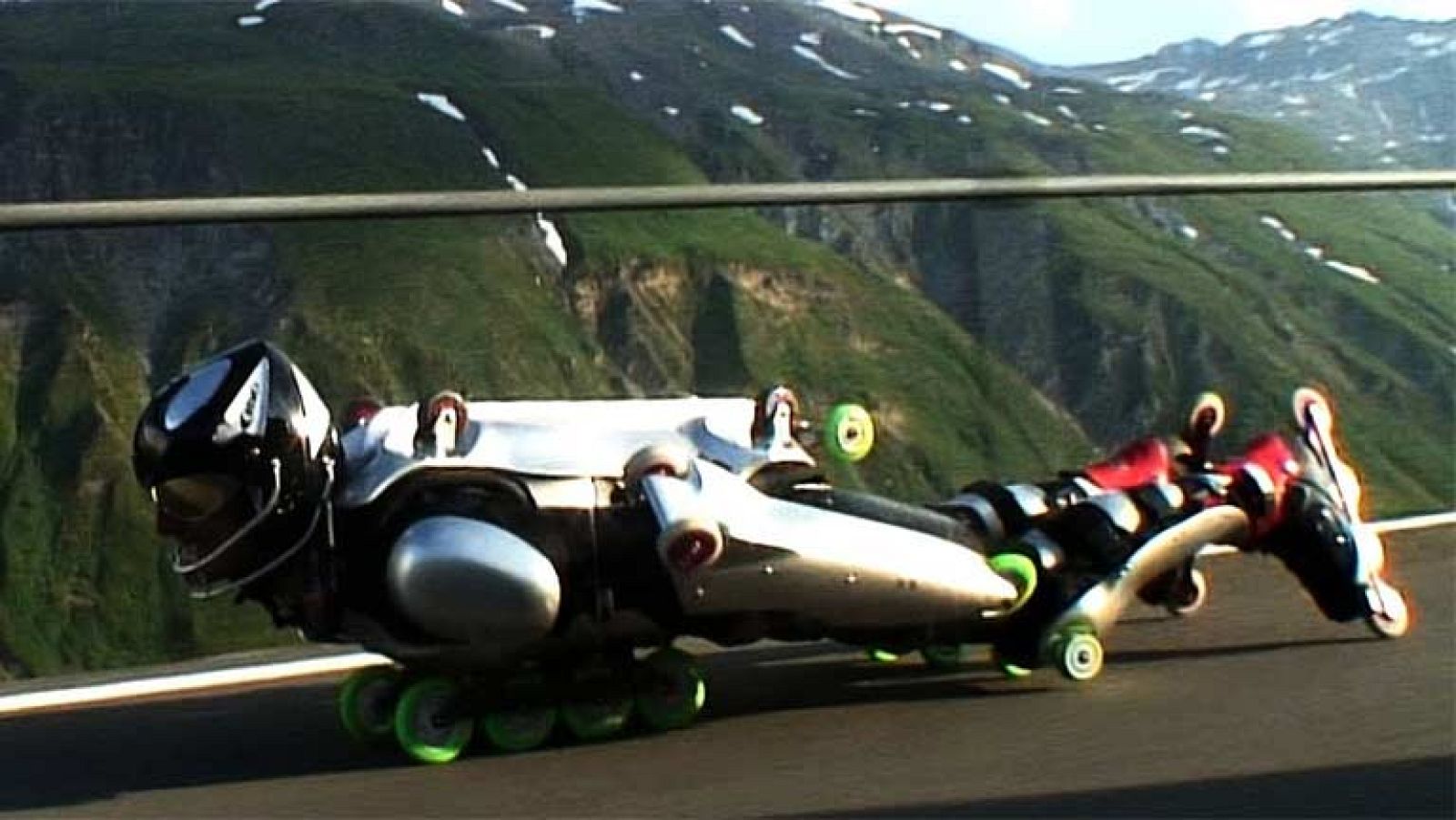 Rollerman lleva un traje rodante de 31 ruedas repartidas por todo el cuerpo.  Con este artilugio, es capaz de descender por carreteras a más de 100 kilómetros por hora.
