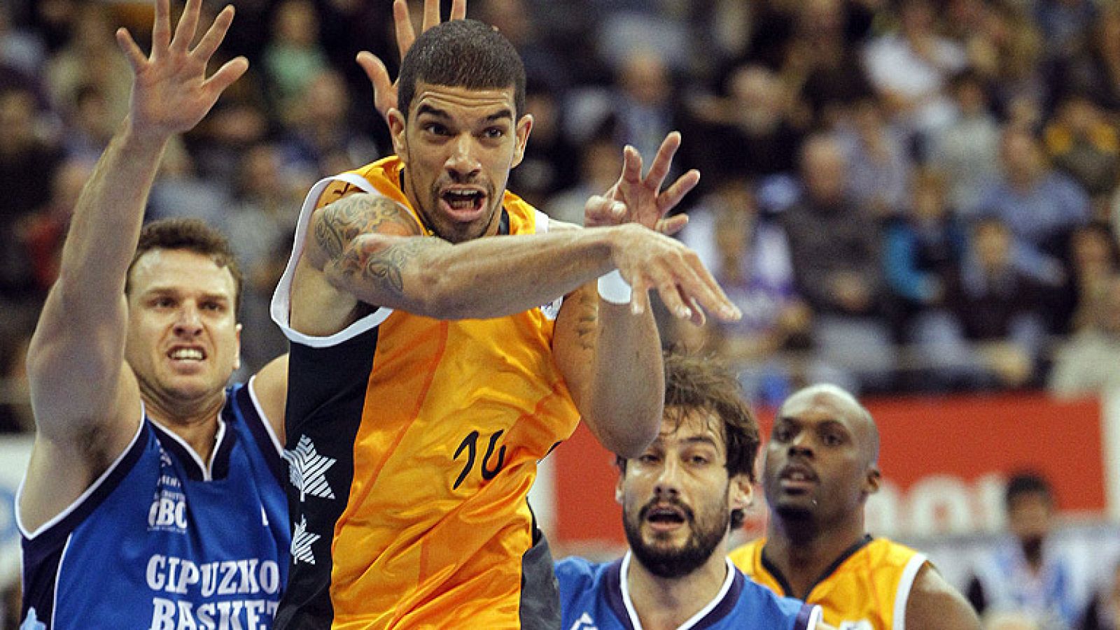 El Gipuzkoa Basket derrotó con claridad al Baloncesto Fuenlabrada gracias a su gran acierto desde la línea de triple, con David Doblas como el más destacado de su equipo.