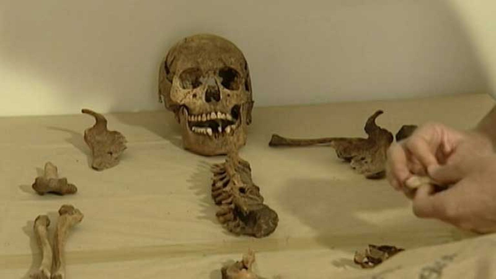 Aparecen 48 cuerpos en una fosa común de Perú