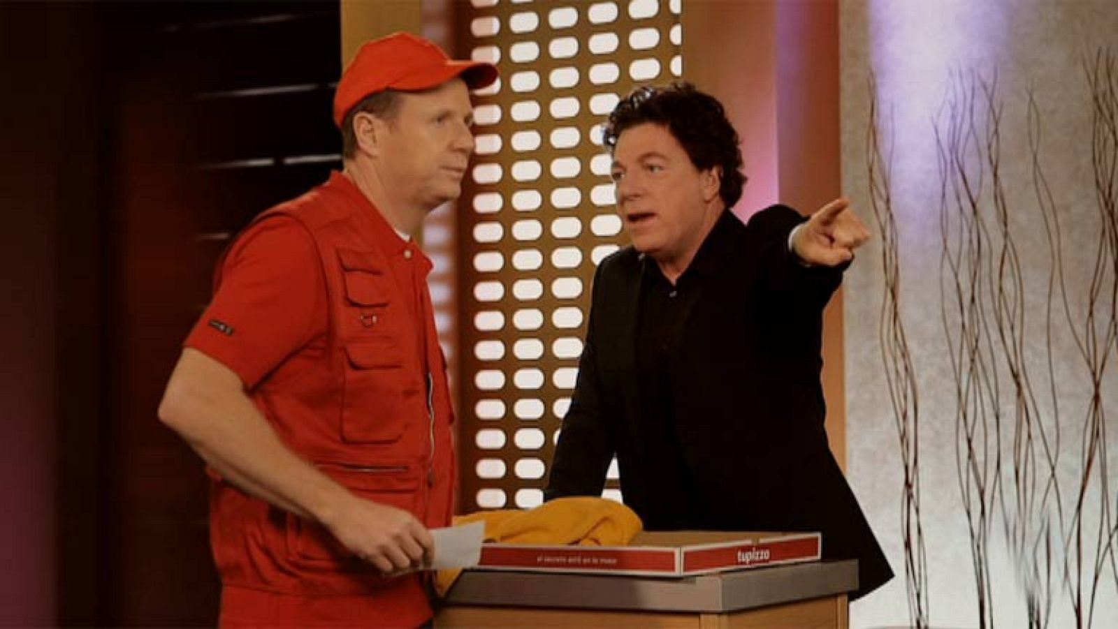 Especial Nochevieja con Los Morancos - Pepe Rodríguez la toma con un pizzero