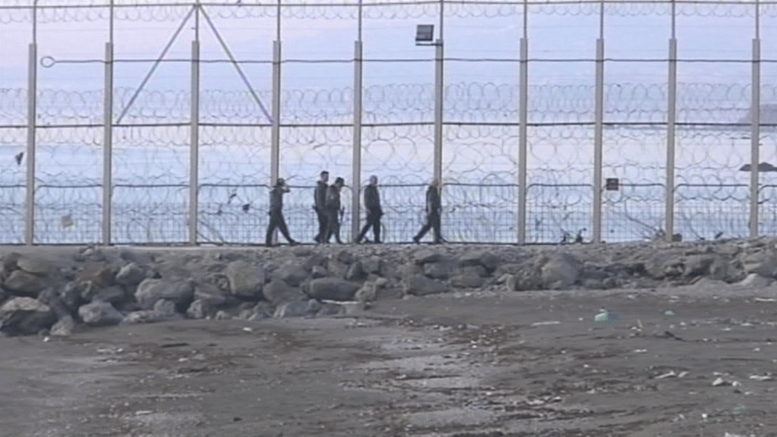 Marruecos evita la entrada ilegal de 138 personas que intentaban acceder a Ceuta | Ver