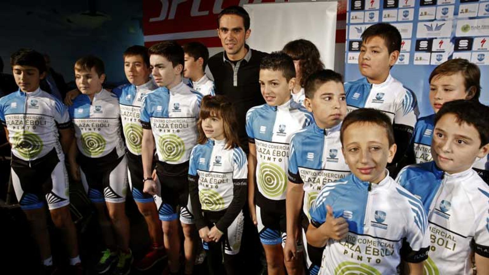 Alberto Contador ha presentado en Pinto natal su escuela de ciclismo, dirigida a niños de entre ocho y catorce años, que aprenden sobre este deporte todos los martes y jueves por la tarde (de 17.30 a 19.30 horas) y con los que ha intercambiado alguna