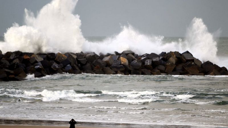 Viento fuerte, lluvias en Galicia y nevadas en la mitad norte peninsular - El tiempo | Ver