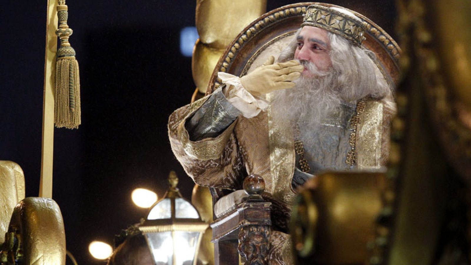 Los Reyes Magos recorren Madrid repartiendo ilusión