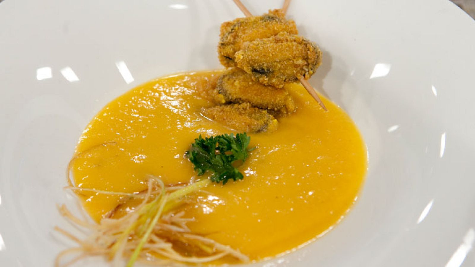 Mejillones en brocheta con crema de calabaza y miel