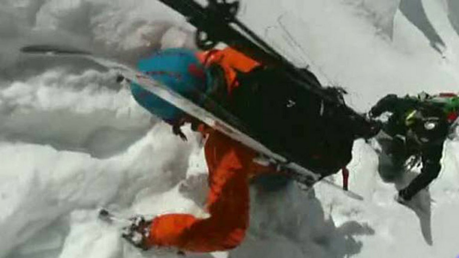 Para descender esquiando una pared de hielo, primero hay que escalarla. Es una de las modalidades de esquí más extremas y la hemos visto en los Alpes franceses.