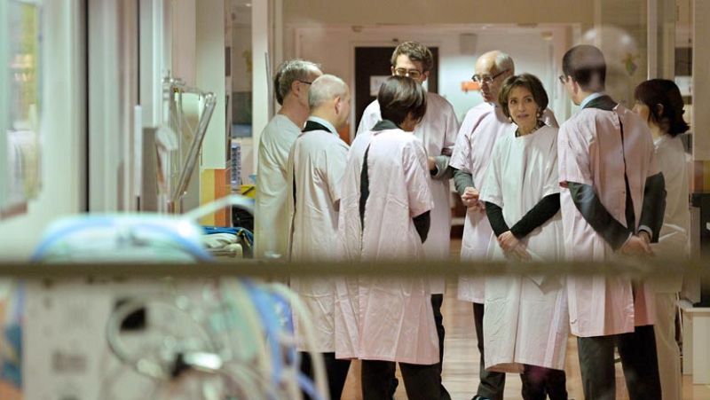 Una nueva bacteria ambiental causa la muerte de tres bebés prematuros en un hospital de Francia - Informativo 24h | Ver