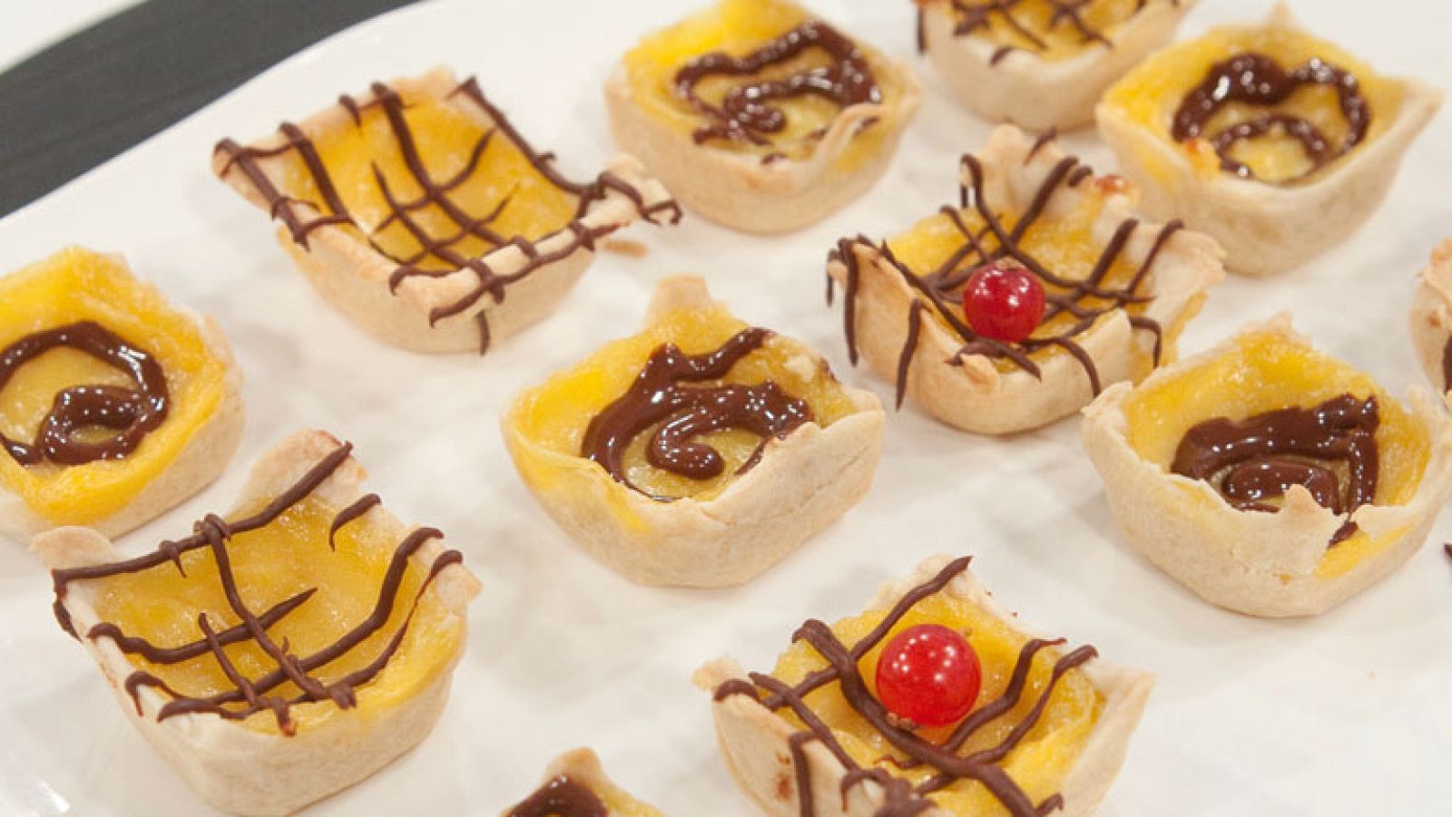 Tarta de naranja con salsa chocolate negro