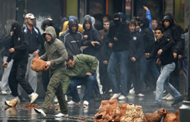 Simpatizantes de Karadzic se enfrentan con la policía en Belgrado