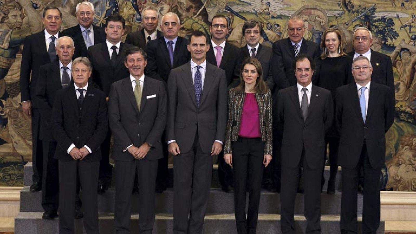 Un grupo de periodistas deportivos entre los que se encontraba el Director de Deportes de TVE, Jesús Álvarez, ha sido recibido en audiencia por el príncipe Felipe.