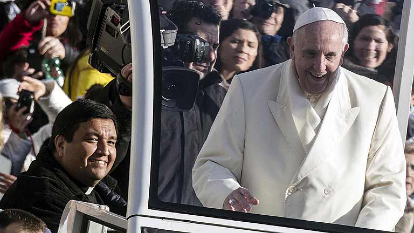 El papa Francisco invita a un párroco a dar una vuelta en 'papamóvil'