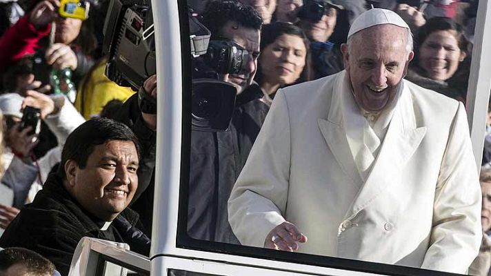  - El papa Francisco invita a un párroco amigo a dar una vuelta en 'papamóvil'