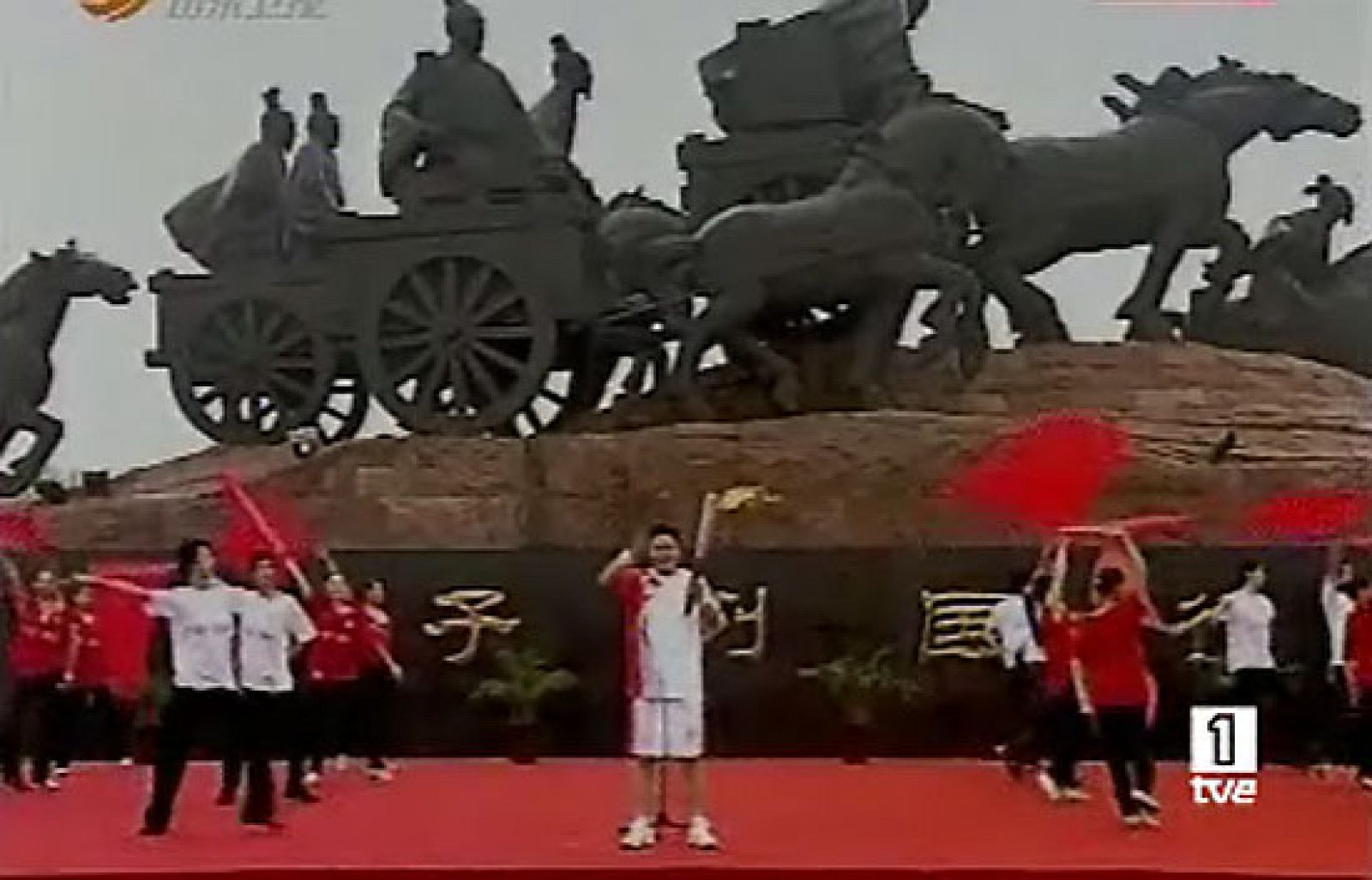 La llama olímpica sigue su recorrido por las provincias chinas, que se visten de gala y salen a la calle para homenajear el paso de la antorcha.