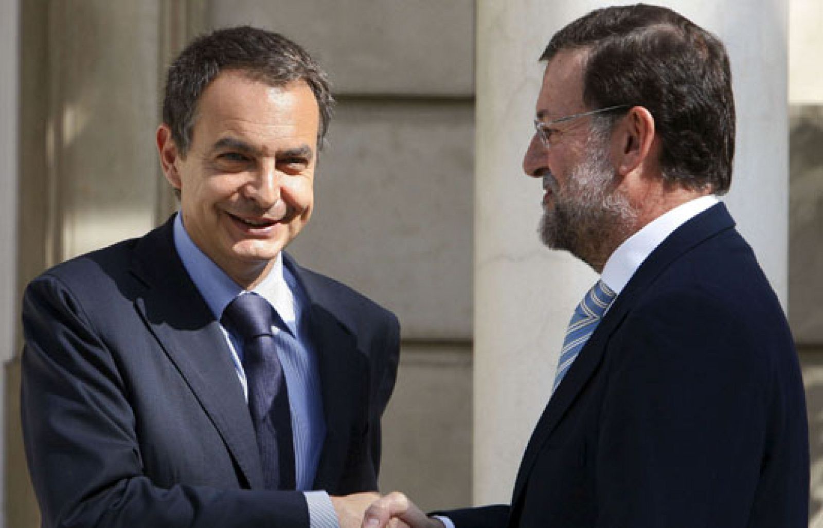 El presidente del Gobierno, José Luis Rodríguez Zapatero, y el líder de la oposición, Mariano Rajoy, han iniciado en La Moncloa su reunión en la que hablarán de justicia, política antiterrorista y economía.