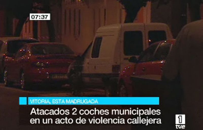 En Vitoria, unos desconocidos han atacado de madrugada dos coches del Ayuntamiento de la capital alavesa. Han utilizado cohetes y líquido inflamable