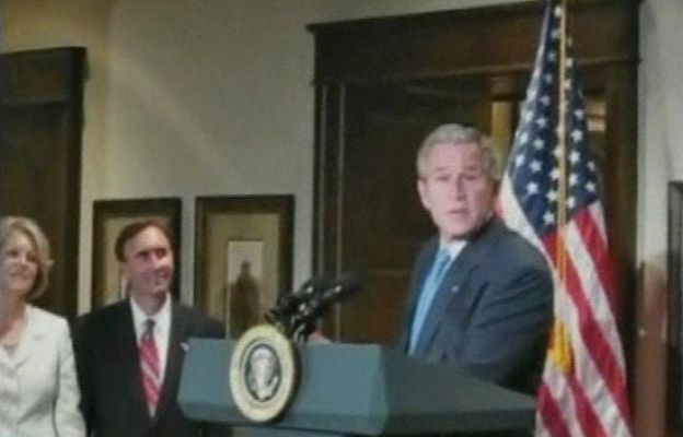  - Bush bromea con la crisis