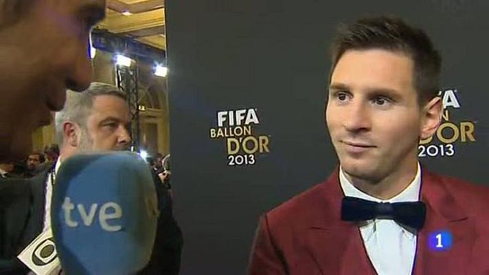 Telediario 1 - Messi felicita a Cristiano por conseguir el Balón de Oro