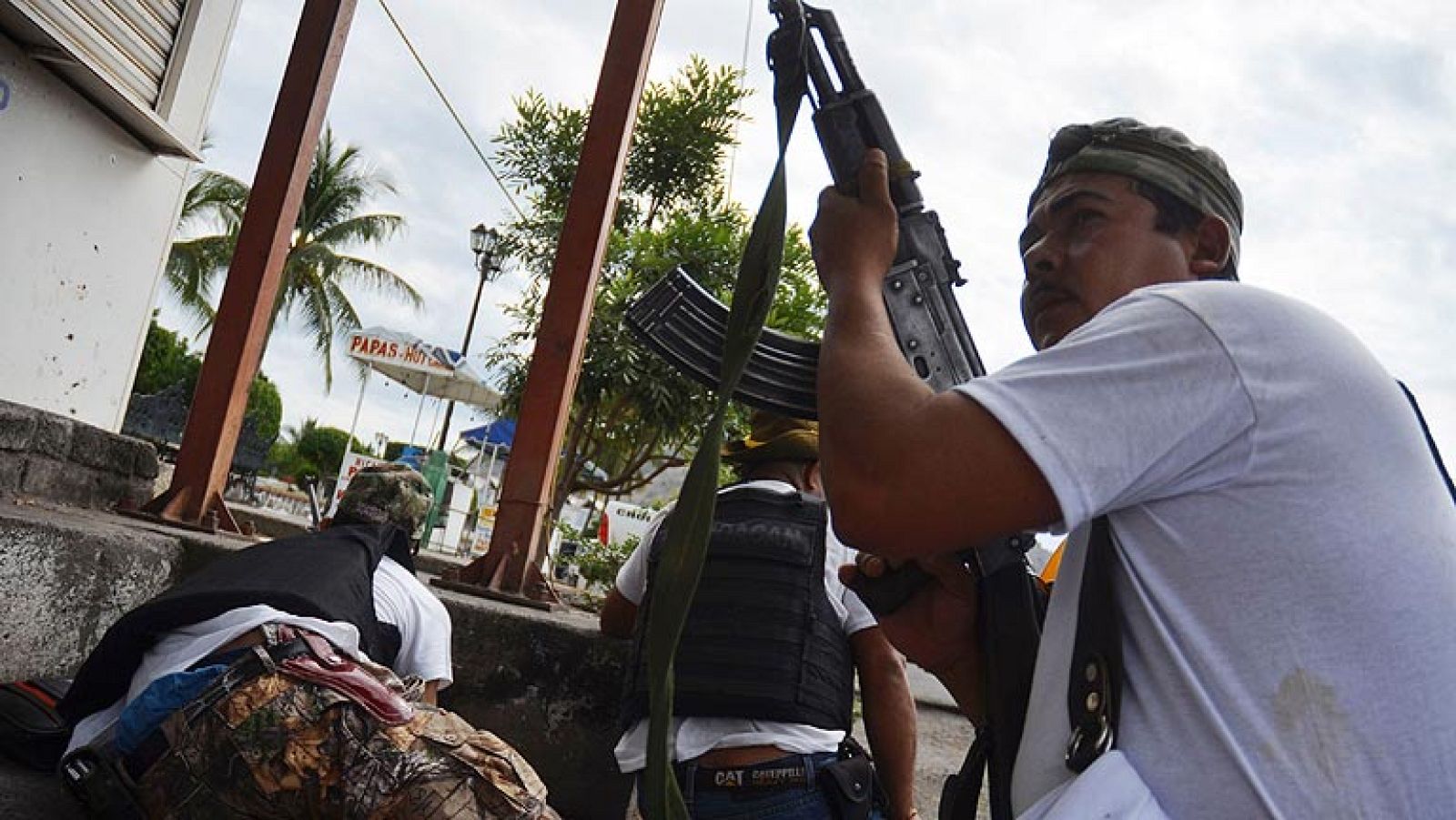 El Ejército mexicano intenta desarmar a los grupos de autodefensa que se enfrentan al narcotráfico