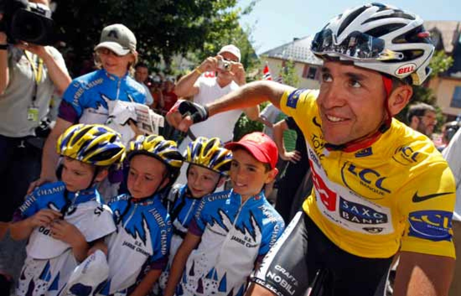 Tras imponerse en el mítico Alpe d 'Huez, el ciclista español Carlos Sastre sólo piensa en recuperarse del esfuerzo realizado en esta etapa. El sábado, el abulense intentará defender el maillot amarillo en la contrarreloj.