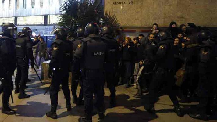 Telediario 1 - Cargas policiales y varios detenidos en Madrid tras una manifestación pacífica de apoyo a Gamonal