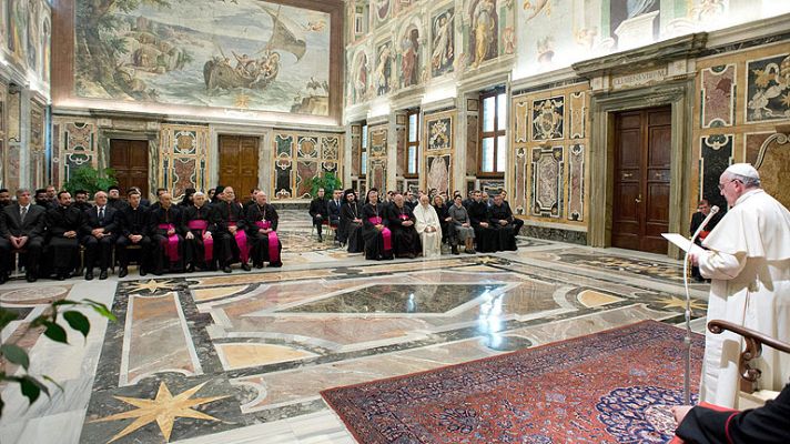 Telediario 1 - El papa pide sentir "vergüenza" por los escándalos en el seno de la Iglesia