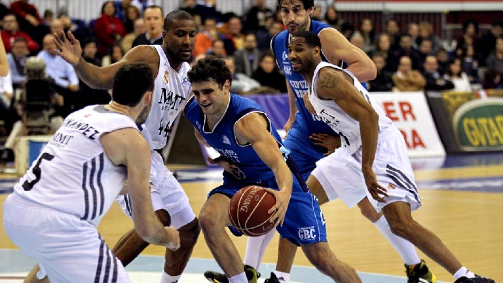 El Real Madrid tuvo que ponerse el mono de trabajo en San Sebastián para seguir mejorando su récord de victorias, que no se vio comprometido ante un GBC que no arrojó la toalla en ningún momento (65-76).