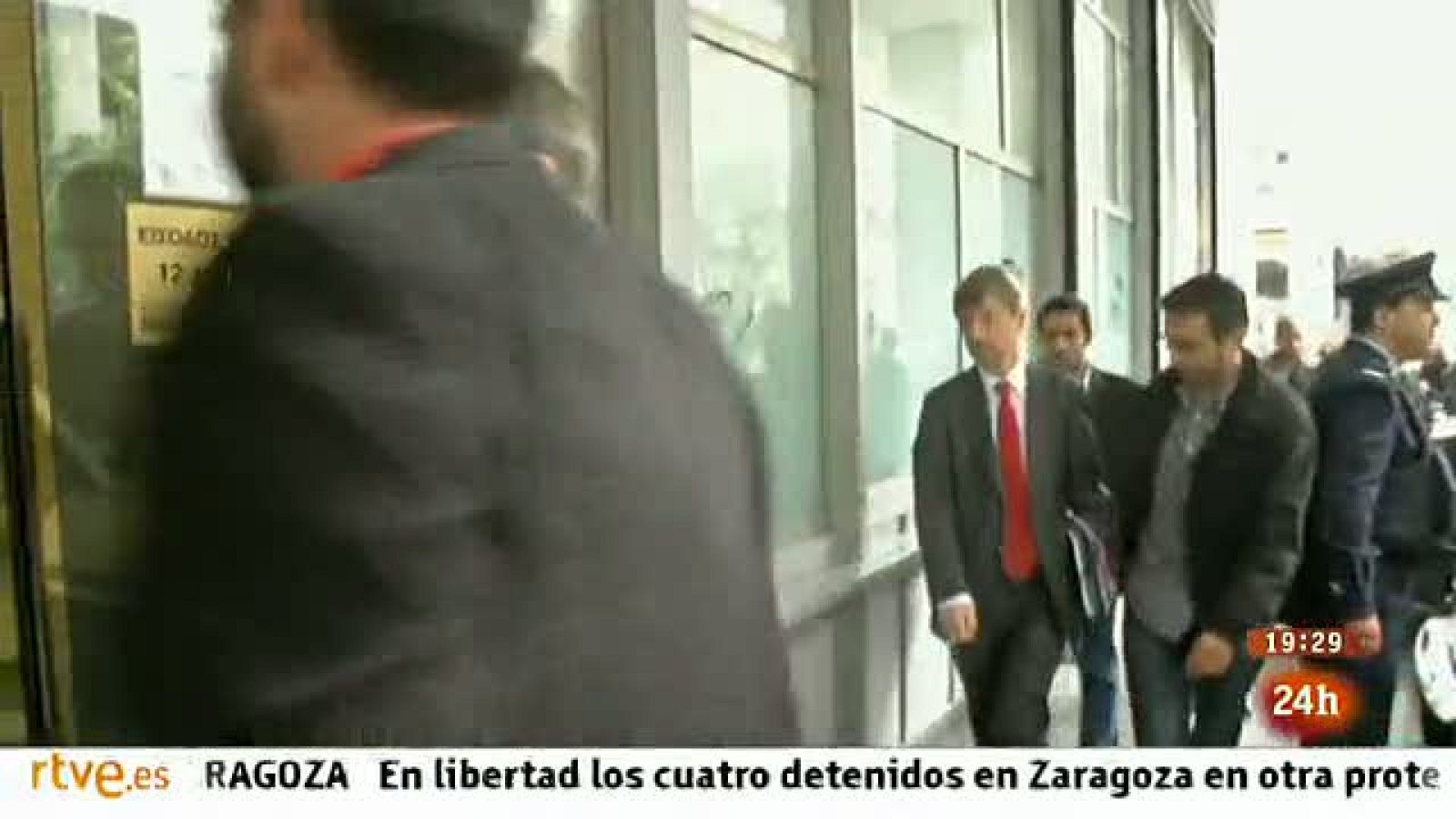 El Parlamento Europeo examina a la Troika. Los representantes de las tres instituciones que la integran defienden sus políticas y medidas.