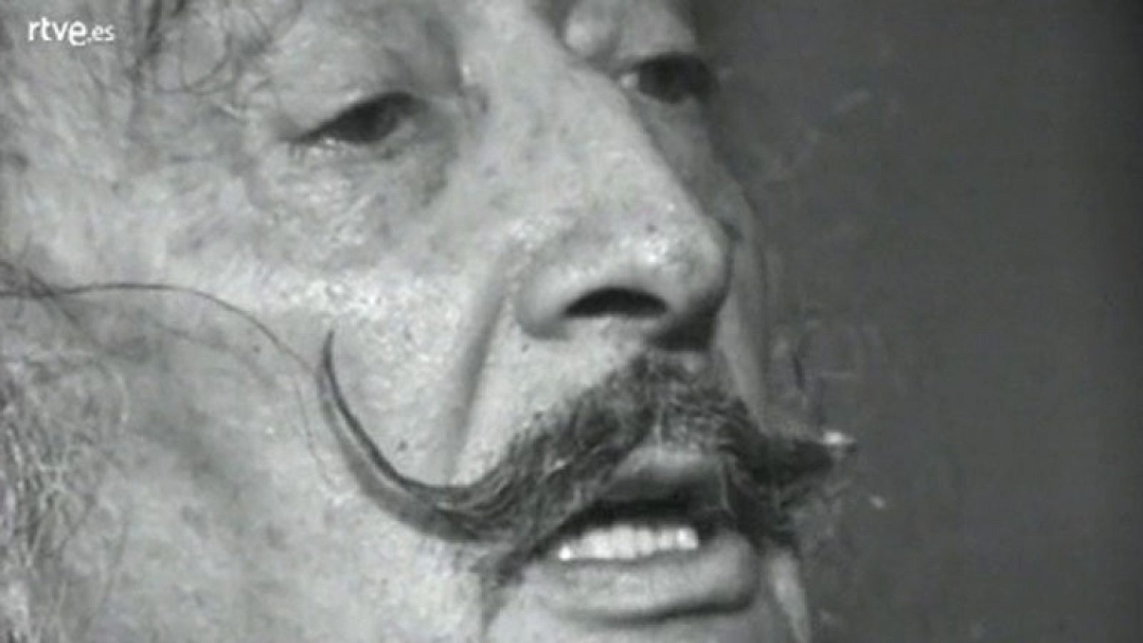 Su capacidad para ver realidades paralelas permitió a Dalí fundar el método paranoico-crítico y desarrollar todo tipo de ilusiones ópticas en sus lienzos. En sus entrevistas también jugaba a tener dobles personalidades y a decir una cosa y su contrar