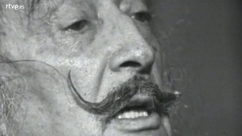 Su capacidad para ver realidades paralelas permitió a Dalí fundar el método paranoico-crítico y desarrollar todo tipo de ilusiones ópticas en sus lienzos. En sus entrevistas también jugaba a tener dobles personalidades y a decir una cosa y su contrar