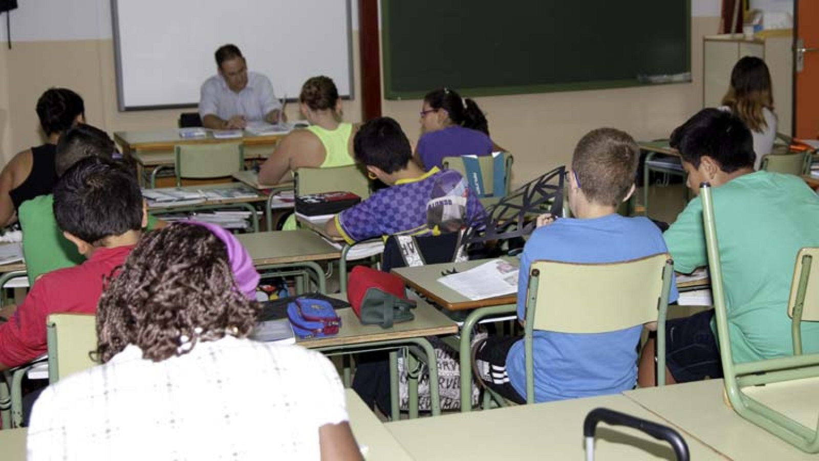 El defensor del pueblo valenciano muestra su preocupación por la homofobia en centros educativos