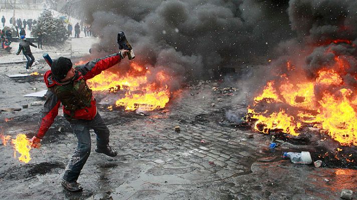 Telediario 1 - La policía ucraniana conquista la plaza de las protestas en Kiev
