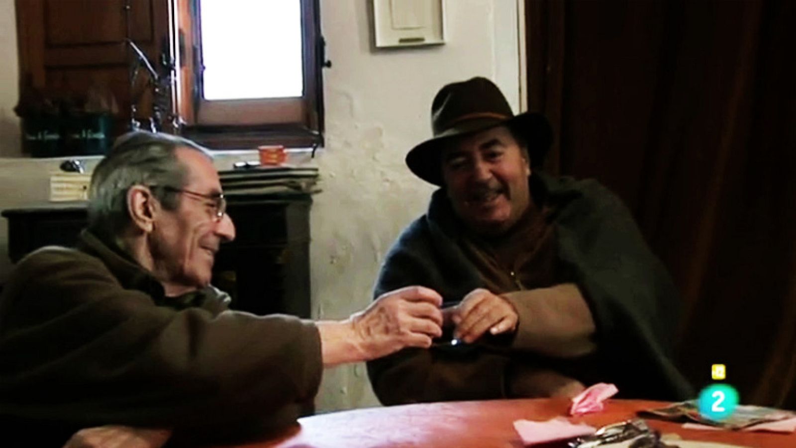 Enrique Meneses y Manu Leguineche charlan sobre periodismo en "Oxígeno para vivir" - El documental | Ver