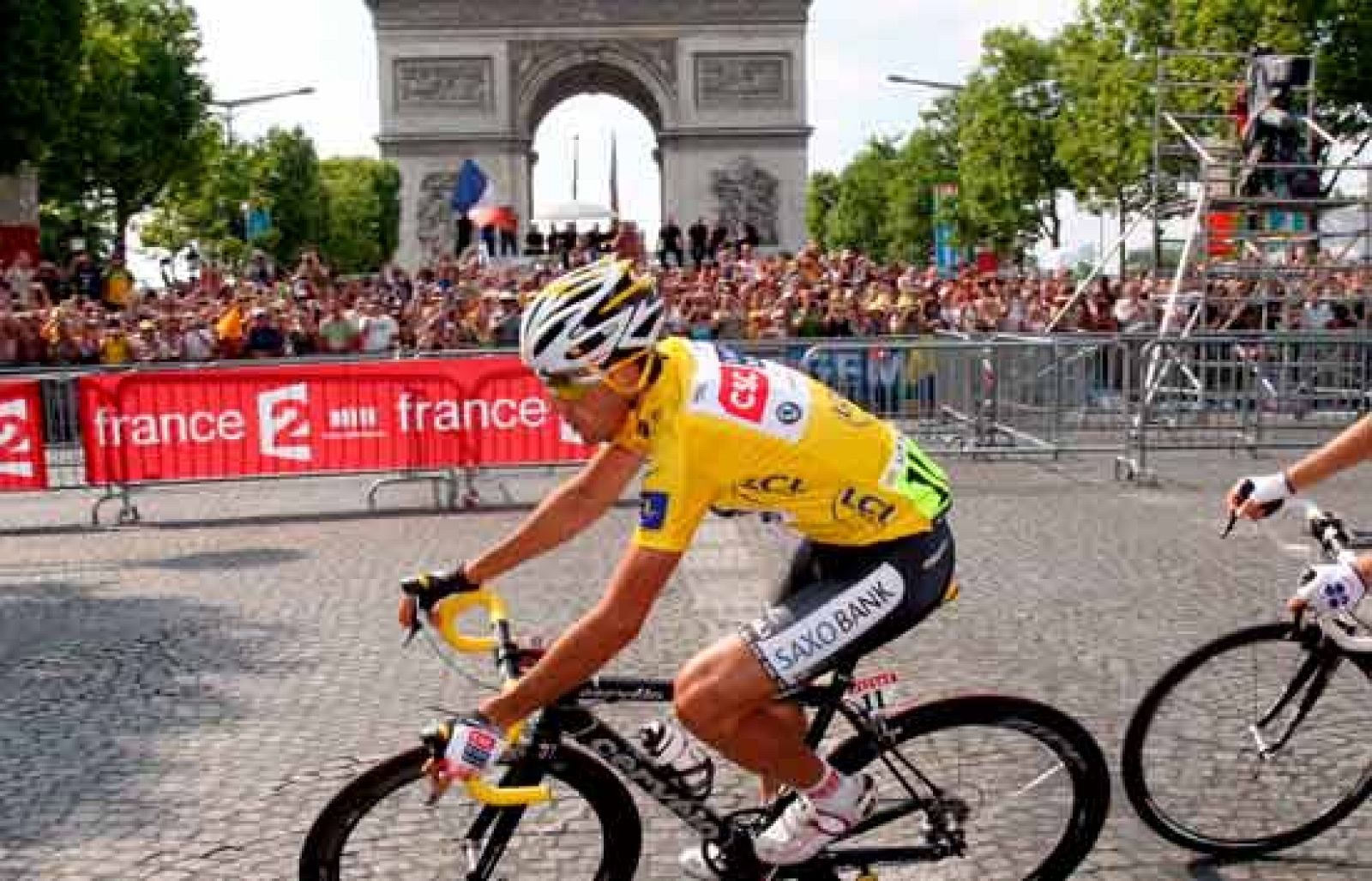 Carlos Sastre se ha convertido en el séptimo español en ganar el Tour de Francia. El abulense ha tocado la gloria en los Campos Elíseos de París.