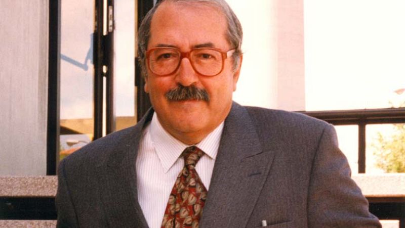 Amigos y familiares despiden a Manu Leguineche en la capilla ardiente | Ver