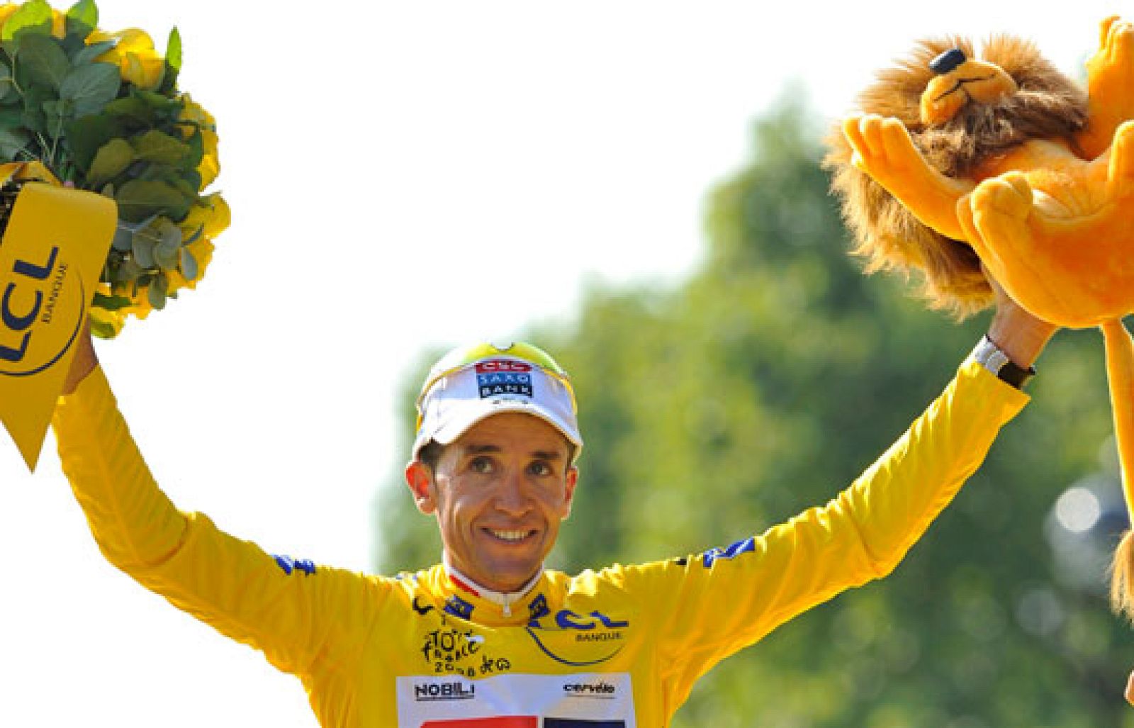 El ciclista abulense Carlos Sastre ha logrado su mayor gesta deportiva, tras imponerse en el Tour 2008. Sastre ha subido al pódium de los Campos Elíseos acompañados por sus dos hijos.