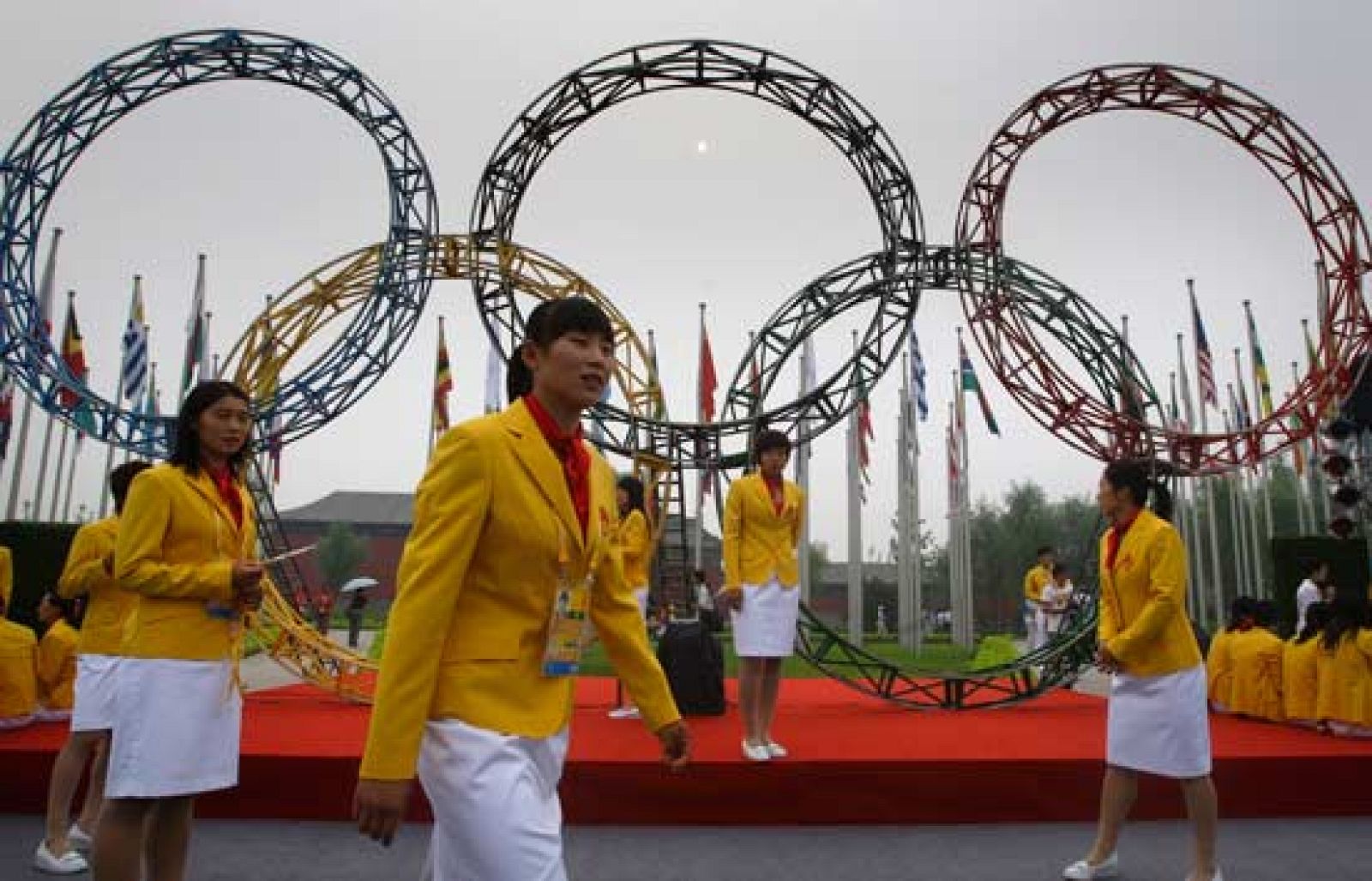 Las autoridades chinas han inaugurado la villa olímpica, el mayor recinto habitacional de la historia de los juegos olímpicos. En ella se alojarán 16.000 atletas. Cuenta con 66 hectáreas y 42 edificios.