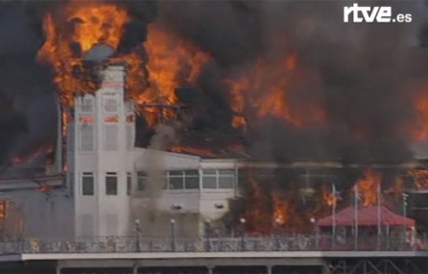  - Un edificio consumido por el fuego