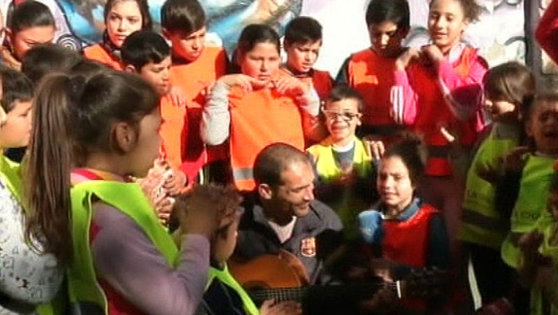 Niños que ayudan a ir al colegio