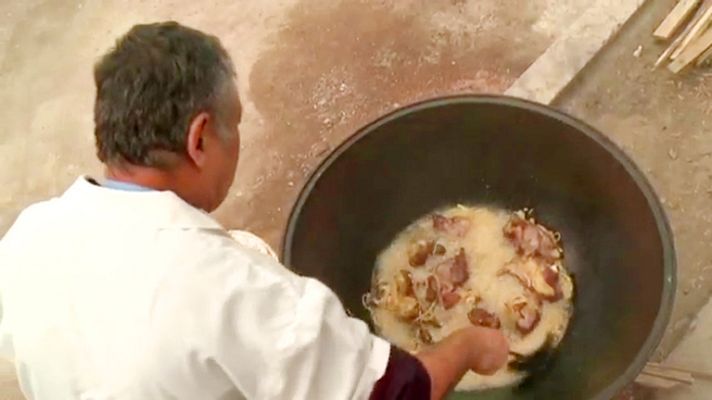 Españoles en el mundo - El Plov, el plato más típico