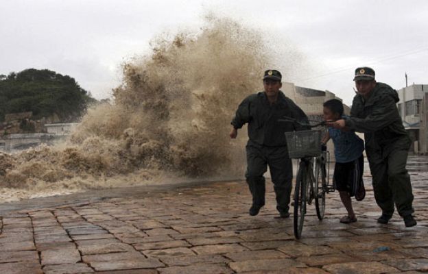  - El tifón Fung-Wong toca tierra