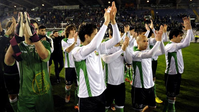 La Junta de Accionistas del Racing de Santander ha aprobado hoy por unanimidad destituir al actual Consejo de Administración y nombrar a uno nuevo, que estará compuesto por ocho personas, y que presidirá el excentral del club cántabro Juan Antonio 'T