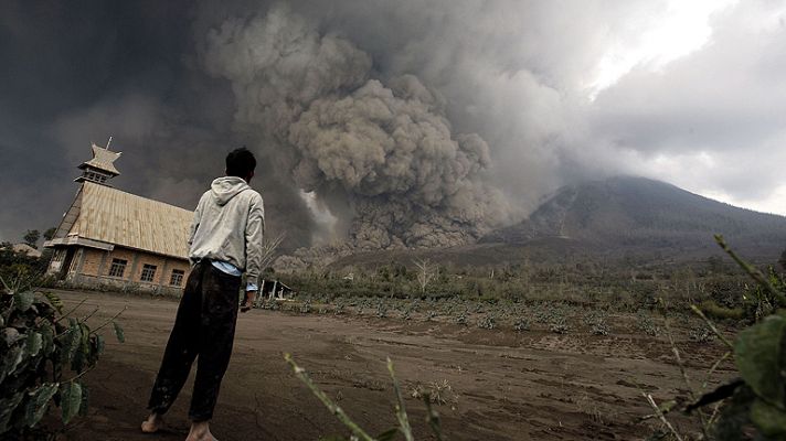 Informativo 24h - Volcán en erupción en Indonesia