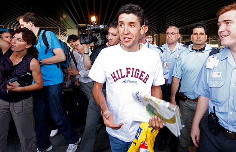 Carlos Sastre ya se encuentra en España después de ganar el Tour 2008 y de correr en Holanda. El ciclista ha llegado con el maillot amarillo de líder bajo el brazo.